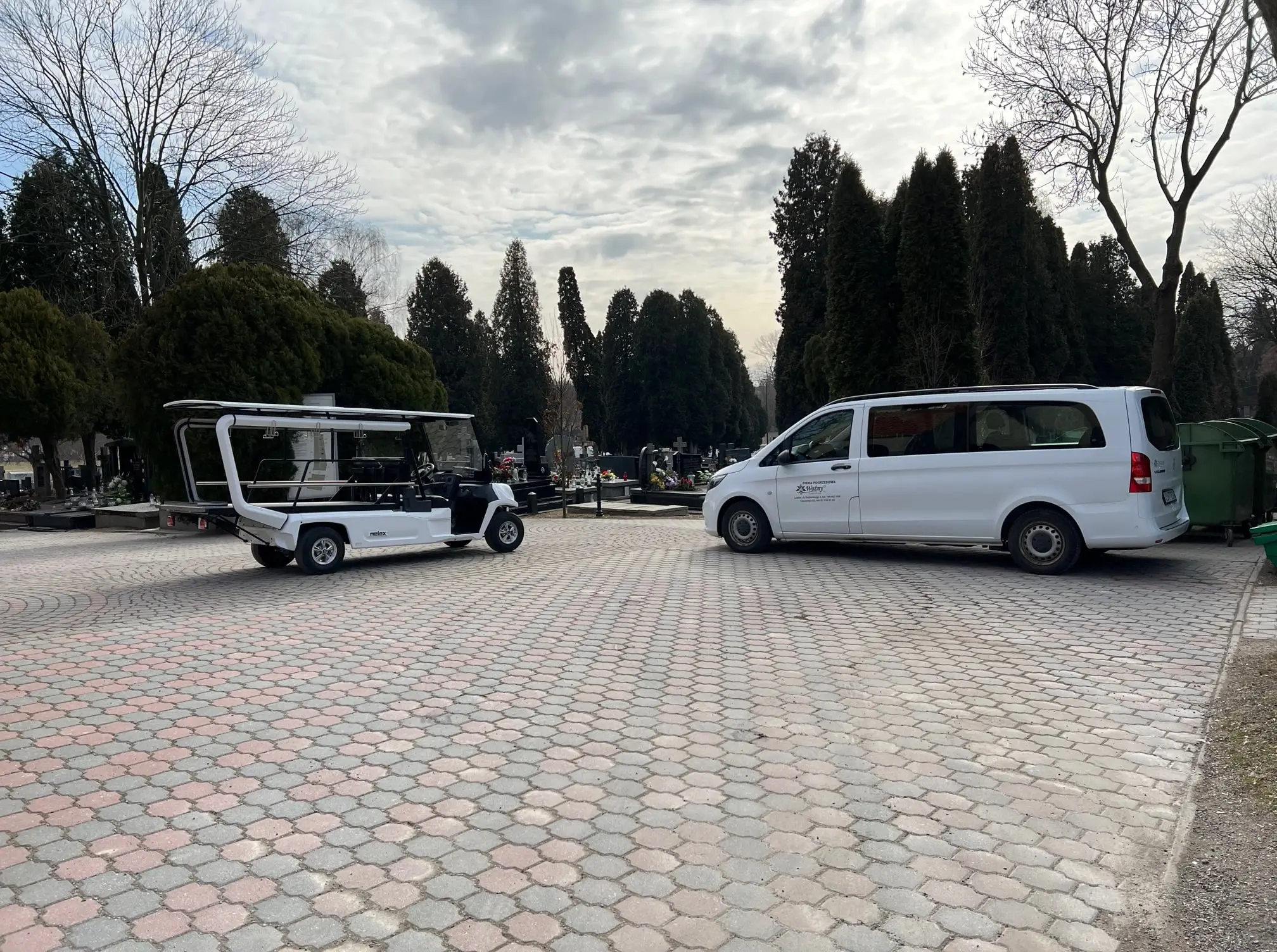 Transport zmarłych - karawan pogrzebowy